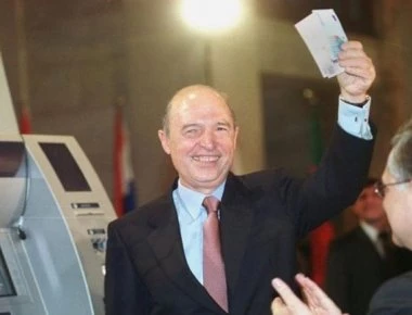 Πρωτοχρονιά 2000: Όταν ο Σημίτης έβγαλε τα πρώτα ευρώ από το ΑΤΜ (φώτο)